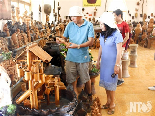 Triển lãm sản phẩm gốm, dệt thổ cẩm của đồng bào Chăm ảnh 2 Triển lãm sản phẩm gốm, dệt thổ cẩm của đồng bào Chăm ảnh 2