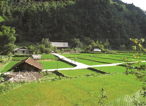 Đường giao thông trên địa bàn xã Khuôn Hà được bê tông hóa, tạo điều kiện thuận lợi cho đồng bào đi lại, giao thương hàng hóa