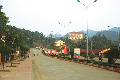 Diện mạo huyện mới Lâm Bình đang từng bước hình thành với những ngôi nhà cao tầng, những con đường bê tông vươn dài tới khắp bản làng