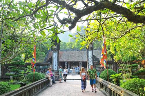 Du khách thăm khu di tích đền Vua Đinh Tiên Hoàng. Ảnh: Minh Đức - TTXVN Du khách thăm khu di tích đền Vua Đinh Tiên Hoàng. Ảnh: Minh Đức - TTXVN