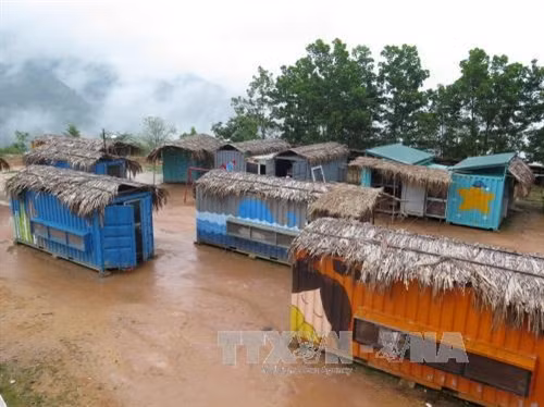Những nóc nhà bằng thùng container là chốn ăn ở, học hành mới của hơn 200 học sinh của trường Phổ thông Dân tộc nội trú THCS Trà Lãnh, huyện Tây Trà (Quảng Ngãi), Ảnh: Vĩnh Trọng- TTXVN
