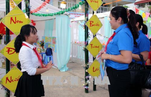 Các đội thi trình bày về ý tưởng thiết kế trại hè chỉ huy Đội. Ảnh: Diệp Anh - TTXVN Các đội thi trình bày về ý tưởng thiết kế trại hè chỉ huy Đội. Ảnh: Diệp Anh - TTXVN