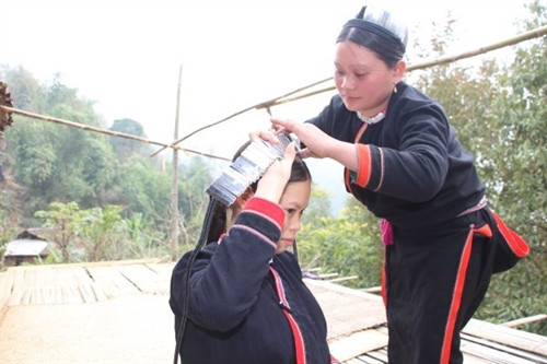 Cô dâu quấn tóc, mặc trang phục truyền thống trước khi nhà trai đến đón. Cô dâu quấn tóc, mặc trang phục truyền thống trước khi nhà trai đến đón.