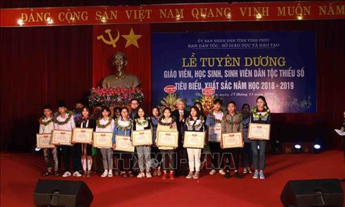 29 giáo viên dân tộc thiểu số tiêu biểu, xuất sắc năm học 2018 - 2019 được khen thưởng tại buổi lễ. Ảnh: Hoàng Hùng –TTXVN 29 giáo viên dân tộc thiểu số tiêu biểu, xuất sắc năm học 2018 - 2019 được khen thưởng tại buổi lễ. Ảnh: Hoàng Hùng –TTXVN