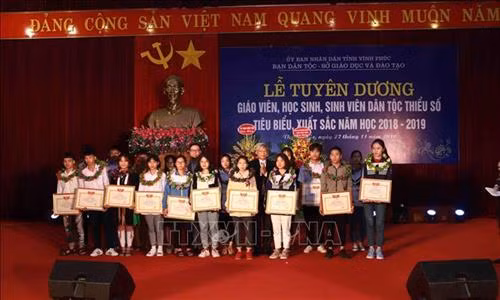29 giáo viên dân tộc thiểu số tiêu biểu, xuất sắc năm học 2018 - 2019 được khen thưởng tại buổi lễ. Ảnh: Hoàng Hùng –TTXVN