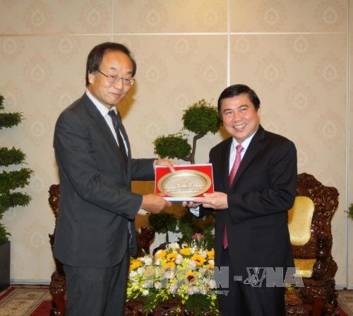 Chủ tịch UBND Nguyễn Thành Phong tiếp Thứ trưởng Bộ Nội vụ và Truyền thông Nhật Bản Sasajima Takayuki. Ảnh: Thanh Vũ - TTXVN