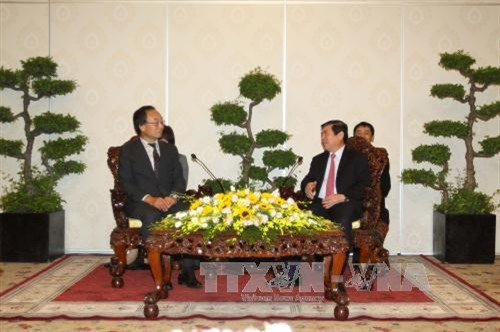 Chủ tịch UBND Nguyễn Thành Phong tiếp Thứ trưởng Bộ Nội vụ và Truyền thông Nhật Bản Sasajima Takayuki. Ảnh: Thanh Vũ - TTXVN