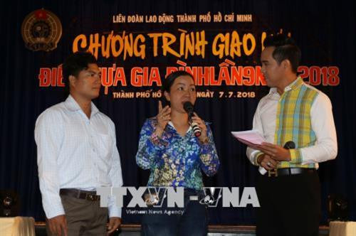 Giao lưu với gia đình anh Võ Minh Sang và chị Nguyễn Thị Thùy, cùng làm việc tại Công ty TNHH Một thành viên Dịch vụ công ích Quận 5. Ảnh: Thanh Vũ – TTXVN Giao lưu với gia đình anh Võ Minh Sang và chị Nguyễn Thị Thùy, cùng làm việc tại Công ty TNHH Một thành viên Dịch vụ công ích Quận 5. Ảnh: Thanh Vũ – TTXVN