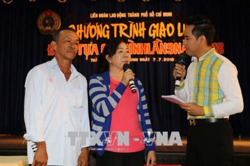 Giao lưu với gia đình anh Đỗ Tâm Thuyền và chị Mai Thị Viến, cùng làm việc tại Công ty TNHH Một thành viên Dịch vụ công ích Quận 12. Ảnh: Thanh Vũ - TTXVN Giao lưu với gia đình anh Đỗ Tâm Thuyền và chị Mai Thị Viến, cùng làm việc tại Công ty TNHH Một thành viên Dịch vụ công ích Quận 12. Ảnh: Thanh Vũ - TTXVN