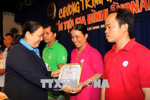 Lãnh đạo Liên đoàn Lao động Thành phố Hồ Chí Minh trao quà và biểu trưng cho các gia đình tiêu biểu vượt khó, xây dựng gia đình hạnh phúc. Ảnh: Thanh Vũ – TTXVN Lãnh đạo Liên đoàn Lao động Thành phố Hồ Chí Minh trao quà và biểu trưng cho các gia đình tiêu biểu vượt khó, xây dựng gia đình hạnh phúc. Ảnh: Thanh Vũ – TTXVN