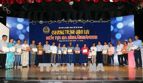 Lãnh đạo Liên đoàn Lao động Thành phố Hồ Chí Minh trao quà và biểu trưng cho các gia đình tiêu biểu vượt khó, xây dựng gia đình hạnh phúc. Ảnh: Thanh Vũ – TTXVN Lãnh đạo Liên đoàn Lao động Thành phố Hồ Chí Minh trao quà và biểu trưng cho các gia đình tiêu biểu vượt khó, xây dựng gia đình hạnh phúc. Ảnh: Thanh Vũ – TTXVN
