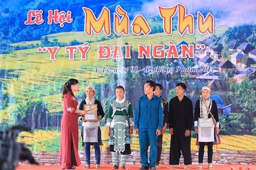 Lễ trao giải cho người thắng cuộc ở giải leo núi Lảo Thẩn. Ảnh Hoàng Hà