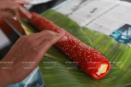 Bánh sau khi bác và cuộn nhân đỗ xanh xong sẽ được cuộn lại ủ trong lá chuối tươi chừng 2 tiếng cho nguội mới đem ra cắt thành từng miếng.