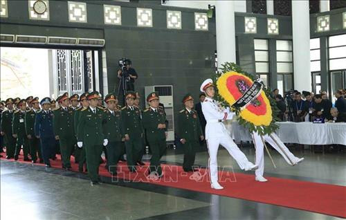 Nhà tang lễ quốc gia, số 5 Trần Thánh Tông (Hà Nội), nơi tổ chức Quốc tang Chủ tịch nước Trần Đại Quang. Ảnh: TTXVN Đồng chí Trương Hoà Bình, Ủy viên Bộ Chính trị, Phó Thủ tướng thường trực Chính phủ đọc Tiểu sử Chủ tịch nước Trần Đại Quang và danh sách Ban Lễ tang. Ảnh: TTXVN Ông Trần Quân, con trai trưởng của Chủ tịch nước Trần Đại Quang thắp nén hương viếng Cha. Ảnh: TTXVN Đoàn gia đình, họ hàng nội ngoại viếng Chủ tịch nước Trần Đại Quang. Ảnh: Nhan Sáng – TTXVN Đoàn Ban Chấp hành Trung ương Đảng Cộng sản Việt Nam, do đồng chí Nguyễn Phú Trọng, Tổng Bí thư Ban Chấp hành Trung ương Đảng làm Trưởng đoàn, viếng Chủ tịch nước Trần Đại Quang. Ảnh: TTXVN Tổng Bí thư Nguyễn Phú Trọng ghi sổ tang. Ảnh: TTXVN Đoàn Chính phủ nước Cộng hòa XHCN Việt Nam, do đồng chí Nguyễn Xuân Phúc, Ủy viên Bộ Chính trị, Thủ tướng Chính phủ làm Trưởng đoàn, viếng Chủ tịch nước Trần Đại Quang. Ảnh: Nhan Sáng – TTXVN Thủ tướng Nguyễn Xuân Phúc chia buồn cùng tang quyến Chủ tịch nước Trần Đại Quang. Ảnh: TTXVN Nguyên Ủy viên Bộ Chính trị, nguyên Chủ tịch nước Trần Đức Lương (bên trái) và nguyên Ủy viên Bộ Chính trị, nguyên Thủ tướng Chính phủ Nguyễn Tấn Dũng (bên phải) ghi sổ tang. Ảnh: TTXVN Đoàn Quốc hội nước Cộng hòa XHCN Việt Nam, do đồng chí Nguyễn Thị Kim Ngân, Ủy viên Bộ Chính trị, Chủ tịch Quốc hội làm Trưởng đoàn, viếng Chủ tịch nước Trần Đại Quang. Ảnh: Nhan Sáng – TTXVN Đồng chí Tòng Thị Phóng (bên trái), Ủy viên Bộ Chính trị, Phó Chủ tịch thường trực Quốc hội và đồng chí Đặng Thị Ngọc Thịnh, Ủy viên Trung ương Đảng, Quyền Chủ tịch nước chia buồn cùng tang quyến Chủ tịch nước Trần Đại Quang. Ảnh: TTXVN Đoàn Văn phòng Chủ tịch nước Cộng hòa XHCN Việt Nam, do đồng chí Đặng Thị Ngọc Thịnh, Ủy viên Trung ương Đảng, Quyền Chủ tịch nước làm Trưởng đoàn, viếng Chủ tịch nước Trần Đại Quang. Ảnh: Nhan Sáng – TTXVN Đoàn Ủy ban Trung ương Mặt trận Tổ quốc Việt Nam, do đồng chí Hầu A Lềnh, Ủy viên Trung ương Đảng, Phó Chủ tịch, Tổng Thư ký UBTƯ MTTQ Việt Nam làm Trưởng đoàn, viếng Chủ tịch nước Trần Đại Quang. Ảnh: TTXVN Đoàn Ban Dân vận Trung ương, do đồng chí Trương Thị Mai, Ủy viên Bộ Chính trị, Bí thư Trung ương Đảng, Trưởng Ban Dân vận Trung ương làm Trưởng đoàn, viếng Chủ tịch nước Trần Đại Quang. Ảnh: TTXVN Đoàn Ban Tổ chức Trung ương, do đồng chí Phạm Minh Chính, Ủy viên Bộ Chính trị, Bí thư Trung ương Đảng, Trưởng Ban Tổ chức Trung ương làm Trưởng đoàn, viếng Chủ tịch nước Trần Đại Quang. Ảnh: Nhan Sáng – TTXVN Đoàn Đảng ủy Công an Trung ương, Bộ Công an, do Thượng tướng Tô Lâm, Ủy viên Bộ Chính trị, Bí thư Đảng ủy Công an Trung ương, Bộ trưởng Bộ Công an làm Trưởng đoàn, viếng Chủ tịch nước Trần Đại Quang. Ảnh: TTXVN Đoàn Quân ủy Trung ương, Bộ Quốc phòng, do đồng chí Ngô Xuân Lịch, Ủy viên Bộ Chính trị, Phó Bí thư Quân ủy Trung ương, Bộ trưởng Bộ Quốc phòng làm Trưởng đoàn, viếng Chủ tịch nước Trần Đại Quang. Ảnh: TTXVN Đoàn Thành ủy, HĐND, UBND, Ủy ban MTTQ Việt Nam TP Hà Nội, do đồng chí Hoàng Trung Hải, Ủy viên Bộ Chính trị, Bí thư Thành uỷ Hà Nội làm Trưởng đoàn, viếng Chủ tịch nước Trần Đại Quang. Ảnh: Nhan Sáng – TTXVN Đoàn Tỉnh ủy, HĐND, UBND, Ủy ban Mặt trận Tổ quốc Việt Nam tỉnh Ninh Bình, do đồng chí Nguyễn Thị Thanh, Ủy viên Trung ương Đảng, Bí thư Tỉnh ủy Ninh Bình làm Trưởng đoàn, viếng Chủ tịch nước Trần Đại Quang. Ảnh: Nhan Sáng – TTXVN Nhà tang lễ quốc gia, số 5 Trần Thánh Tông (Hà Nội), nơi tổ chức Quốc tang Chủ tịch nước Trần Đại Quang. Ảnh: TTXVN Đồng chí Trương Hoà Bình, Ủy viên Bộ Chính trị, Phó Thủ tướng thường trực Chính phủ đọc Tiểu sử Chủ tịch nước Trần Đại Quang và danh sách Ban Lễ tang. Ảnh: TTXVN Ông Trần Quân, con trai trưởng của Chủ tịch nước Trần Đại Quang thắp nén hương viếng Cha. Ảnh: TTXVN Đoàn gia đình, họ hàng nội ngoại viếng Chủ tịch nước Trần Đại Quang. Ảnh: Nhan Sáng – TTXVN Đoàn Ban Chấp hành Trung ương Đảng Cộng sản Việt Nam, do đồng chí Nguyễn Phú Trọng, Tổng Bí thư Ban Chấp hành Trung ương Đảng làm Trưởng đoàn, viếng Chủ tịch nước Trần Đại Quang. Ảnh: TTXVN Tổng Bí thư Nguyễn Phú Trọng ghi sổ tang. Ảnh: TTXVN Đoàn Chính phủ nước Cộng hòa XHCN Việt Nam, do đồng chí Nguyễn Xuân Phúc, Ủy viên Bộ Chính trị, Thủ tướng Chính phủ làm Trưởng đoàn, viếng Chủ tịch nước Trần Đại Quang. Ảnh: Nhan Sáng – TTXVN Thủ tướng Nguyễn Xuân Phúc chia buồn cùng tang quyến Chủ tịch nước Trần Đại Quang. Ảnh: TTXVN Nguyên Ủy viên Bộ Chính trị, nguyên Chủ tịch nước Trần Đức Lương (bên trái) và nguyên Ủy viên Bộ Chính trị, nguyên Thủ tướng Chính phủ Nguyễn Tấn Dũng (bên phải) ghi sổ tang. Ảnh: TTXVN Đoàn Quốc hội nước Cộng hòa XHCN Việt Nam, do đồng chí Nguyễn Thị Kim Ngân, Ủy viên Bộ Chính trị, Chủ tịch Quốc hội làm Trưởng đoàn, viếng Chủ tịch nước Trần Đại Quang. Ảnh: Nhan Sáng – TTXVN Đồng chí Tòng Thị Phóng (bên trái), Ủy viên Bộ Chính trị, Phó Chủ tịch thường trực Quốc hội và đồng chí Đặng Thị Ngọc Thịnh, Ủy viên Trung ương Đảng, Quyền Chủ tịch nước chia buồn cùng tang quyến Chủ tịch nước Trần Đại Quang. Ảnh: TTXVN Đoàn Văn phòng Chủ tịch nước Cộng hòa XHCN Việt Nam, do đồng chí Đặng Thị Ngọc Thịnh, Ủy viên Trung ương Đảng, Quyền Chủ tịch nước làm Trưởng đoàn, viếng Chủ tịch nước Trần Đại Quang. Ảnh: Nhan Sáng – TTXVN Đoàn Ủy ban Trung ương Mặt trận Tổ quốc Việt Nam, do đồng chí Hầu A Lềnh, Ủy viên Trung ương Đảng, Phó Chủ tịch, Tổng Thư ký UBTƯ MTTQ Việt Nam làm Trưởng đoàn, viếng Chủ tịch nước Trần Đại Quang. Ảnh: TTXVN Đoàn Ban Dân vận Trung ương, do đồng chí Trương Thị Mai, Ủy viên Bộ Chính trị, Bí thư Trung ương Đảng, Trưởng Ban Dân vận Trung ương làm Trưởng đoàn, viếng Chủ tịch nước Trần Đại Quang. Ảnh: TTXVN Đoàn Ban Tổ chức Trung ương, do đồng chí Phạm Minh Chính, Ủy viên Bộ Chính trị, Bí thư Trung ương Đảng, Trưởng Ban Tổ chức Trung ương làm Trưởng đoàn, viếng Chủ tịch nước Trần Đại Quang. Ảnh: Nhan Sáng – TTXVN Đoàn Đảng ủy Công an Trung ương, Bộ Công an, do Thượng tướng Tô Lâm, Ủy viên Bộ Chính trị, Bí thư Đảng ủy Công an Trung ương, Bộ trưởng Bộ Công an làm Trưởng đoàn, viếng Chủ tịch nước Trần Đại Quang. Ảnh: TTXVN Đoàn Quân ủy Trung ương, Bộ Quốc phòng, do đồng chí Ngô Xuân Lịch, Ủy viên Bộ Chính trị, Phó Bí thư Quân ủy Trung ương, Bộ trưởng Bộ Quốc phòng làm Trưởng đoàn, viếng Chủ tịch nước Trần Đại Quang. Ảnh: TTXVN Đoàn Thành ủy, HĐND, UBND, Ủy ban MTTQ Việt Nam TP Hà Nội, do đồng chí Hoàng Trung Hải, Ủy viên Bộ Chính trị, Bí thư Thành uỷ Hà Nội làm Trưởng đoàn, viếng Chủ tịch nước Trần Đại Quang. Ảnh: Nhan Sáng – TTXVN Đoàn Tỉnh ủy, HĐND, UBND, Ủy ban Mặt trận Tổ quốc Việt Nam tỉnh Ninh Bình, do đồng chí Nguyễn Thị Thanh, Ủy viên Trung ương Đảng, Bí thư Tỉnh ủy Ninh Bình làm Trưởng đoàn, viếng Chủ tịch nước Trần Đại Quang. Ảnh: Nhan Sáng – TTXVN