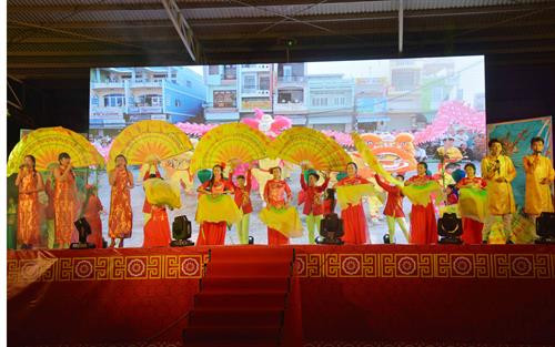 Tiết mục thi diễn trong đêm khai mạc của đơn vị Thị xã Vĩnh Châu. Ảnh: Hoài Thu/TTXVN