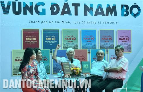 Các diễn giả tại chương trình giao lưu, giới thiệu sách Vùng đất Nam Bộ