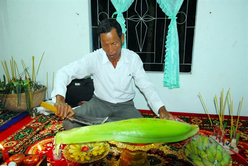 Ông Achar người có uy tín nhất trong vùng tiến hành “lễ cắt hoa cau”. Ông Achar người có uy tín nhất trong vùng tiến hành “lễ cắt hoa cau”.