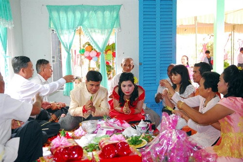 Nghi thức “Bach pka sla” (rắc hoa cau) lên người cô dâu, chú rể chúc cho tình cảm hai người ngọt ngào như mùi hoa cau. Nghi thức “Bach pka sla” (rắc hoa cau) lên người cô dâu, chú rể chúc cho tình cảm hai người ngọt ngào như mùi hoa cau.