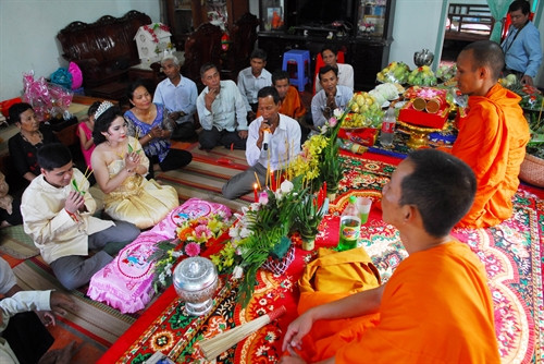 Các chư tăng thực hiện “nghi thức tụng kinh chúc phúc” cho cô dâu, chú rể. Các chư tăng thực hiện “nghi thức tụng kinh chúc phúc” cho cô dâu, chú rể.