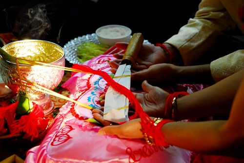 Nghi thức chụm tay dưới cây đao trong lễ cưới của đồng bào Khmer với mục đích tượng trưng cho sự bảo vệ gia đình của đôi vợ chồng mới cưới. Nghi thức chụm tay dưới cây đao trong lễ cưới của đồng bào Khmer với mục đích tượng trưng cho sự bảo vệ gia đình của đôi vợ chồng mới cưới.