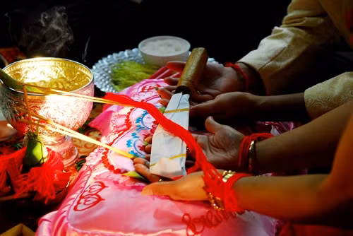 Nghi thức chụm tay dưới cây đao trong lễ cưới của đồng bào Khmer với mục đích tượng trưng cho sự bảo vệ gia đình của đôi vợ chồng mới cưới.