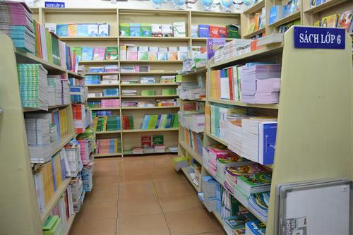 Sách giáo khoa phục vụ năm học 2019 - 2020 ở cửa hàng sách giáo dục 187B Giảng Võ, quận Đống Đa, Hà Nội.