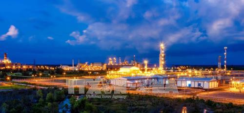 Cụm công nghiệp khí - điện - đạm mỗi năm đóng góp trên 40% nguồn thu ngân sách và tạo ra trên 30% việc làm cho lao động ở tỉnh Càu Mau. Ảnh: Huỳnh Thế Anh - TTXVN. Cụm công nghiệp khí - điện - đạm mỗi năm đóng góp trên 40% nguồn thu ngân sách và tạo ra trên 30% việc làm cho lao động ở tỉnh Càu Mau. Ảnh: Huỳnh Thế Anh - TTXVN.