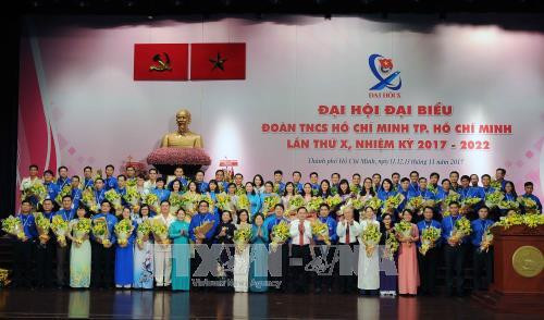 Lãnh đạo Thành phố Hồ Chí Minh tặng hoa chúc mừng Ban Chấp hành Đoàn TNCS Hồ Chí Minh Thành phố Hồ Chí Minh nhiệm kỳ 2017 – 2022. Ảnh: An Hiếu - TTXVN Lãnh đạo Thành phố Hồ Chí Minh tặng hoa chúc mừng Ban Chấp hành Đoàn TNCS Hồ Chí Minh Thành phố Hồ Chí Minh nhiệm kỳ 2017 – 2022. Ảnh: An Hiếu - TTXVN