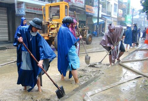 Các lực lượng Công an, đoàn viên thanh niên tham gia hỗ trợ người dân dọn vệ sinh sau lụt. Ảnh: Tường Vi - TTXVN Các lực lượng Công an, đoàn viên thanh niên tham gia hỗ trợ người dân dọn vệ sinh sau lụt. Ảnh: Tường Vi - TTXVN