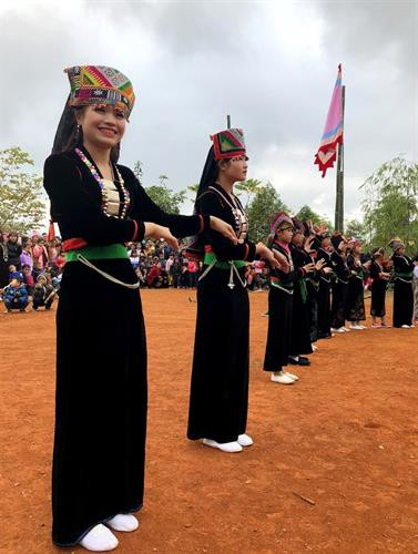 Múa Cầu mùa của người Khơ Mú. Ảnh: Đỗ Tuấn Anh Múa Cầu mùa của người Khơ Mú. Ảnh: Đỗ Tuấn Anh