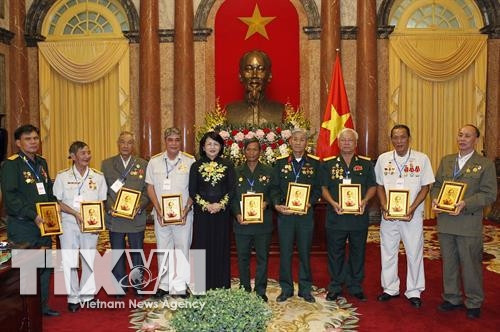 Phó Chủ tịch nước Đặng Thị Ngọc Thịnh tặng ảnh chân dung Chủ tịch Hồ Chí Minh cho các đại biểu. Ảnh: Văn Điệp - TTXVN Phó Chủ tịch nước Đặng Thị Ngọc Thịnh tặng ảnh chân dung Chủ tịch Hồ Chí Minh cho các đại biểu. Ảnh: Văn Điệp - TTXVN