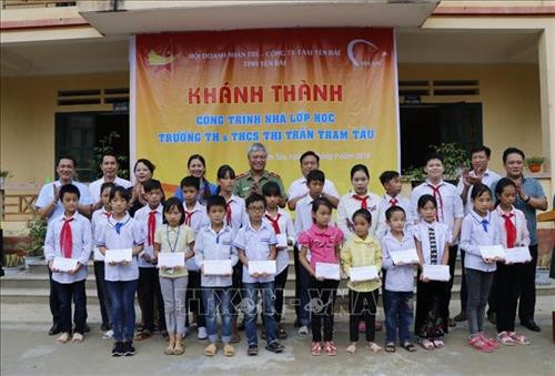 Lãnh đạo tỉnh Yên Bái trao quà cho các em học sinh hiếu học vùng lũ. Ảnh: Đức Tưởng - TTXVN Lãnh đạo tỉnh Yên Bái trao quà cho các em học sinh hiếu học vùng lũ. Ảnh: Đức Tưởng - TTXVN