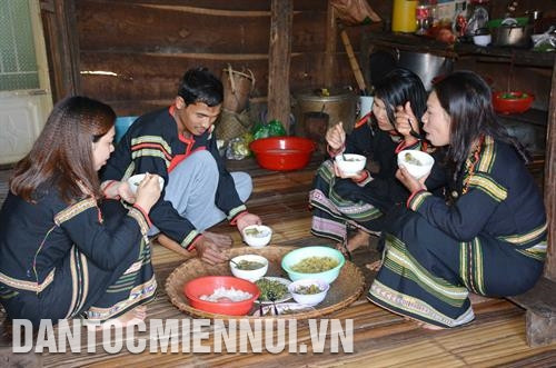 Người Ê-đê quây quần bên mâm cơm với các món ăn truyền thống. Ảnh: Hoài Thu