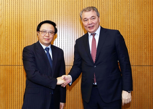 Đồng chí Hoàng Bình Quân, Uỷ viên Trung ương Đảng, Trưởng Ban Đối ngoại Trung ương đón đồng chí L.L. Ka lát xni cốp, Uỷ viên Đoàn Chủ tịch, Bí thư Trung ương Đảng phụ trách đối ngoại, Phó Chủ nhiệm thứ nhất của Uỷ ban Đối ngoại (Hạ viên) Đu ma Quốc gia Nga. Ảnh: Nguyễn Dân - TTXVN Đồng chí Hoàng Bình Quân, Uỷ viên Trung ương Đảng, Trưởng Ban Đối ngoại Trung ương đón đồng chí L.L. Ka lát xni cốp, Uỷ viên Đoàn Chủ tịch, Bí thư Trung ương Đảng phụ trách đối ngoại, Phó Chủ nhiệm thứ nhất của Uỷ ban Đối ngoại (Hạ viên) Đu ma Quốc gia Nga. Ảnh: Nguyễn Dân - TTXVN