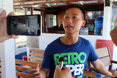 Anh Lê Văn Hoa đang kể lại sự việc ứng cứu các hành khách gặp nạn trên tàu du lịch Thảo Vân 2 bị chìm trên sông Hàn. Ảnh: Trần Lê Lâm- TTXVN