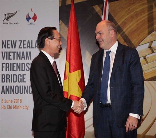 Phó Chủ tịch UBND TP. Hồ Chí Minh Lê Thanh Liêm (trái) và Bộ trưởng phụ trách Phát triển Kinh tế, Giáo dục Đại học, Kỹ năng và Việc làm, Khoa học và Sáng tạo New Zealand Steven Joyce tại Lễ thông báo. Ảnh: Thanh Vũ – TTXVN Phó Chủ tịch UBND TP. Hồ Chí Minh Lê Thanh Liêm (trái) và Bộ trưởng phụ trách Phát triển Kinh tế, Giáo dục Đại học, Kỹ năng và Việc làm, Khoa học và Sáng tạo New Zealand Steven Joyce tại Lễ thông báo. Ảnh: Thanh Vũ – TTXVN