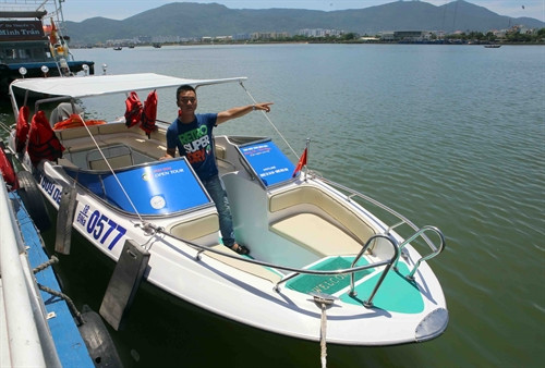 Anh Lê Văn Hoa trên chiếc ca nô cứu được gần 20 hành khách gặp nạn trên chiếc tàu du lịch Thảo Vân 2 bị chìm trên sông Hàn. Ảnh: Trần Lê Lâm- TTXVN