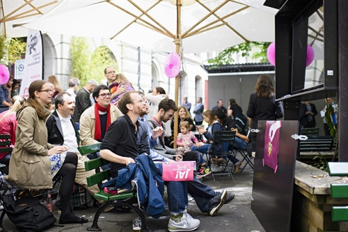 Người dân Thụy Sĩ chờ kết quả cuộc bỏ phiếu ở Bern. EPA/TTXVN