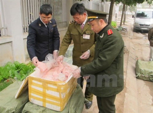Lực lượng liên ngành thành phố Hà Nội bắt giữ thực phẩm bẩn được đưa vào nội đô tiêu thụ. (Ảnh: Đức Duy/Vietnam+) Lực lượng liên ngành thành phố Hà Nội bắt giữ thực phẩm bẩn được đưa vào nội đô tiêu thụ. (Ảnh: Đức Duy/Vietnam+)