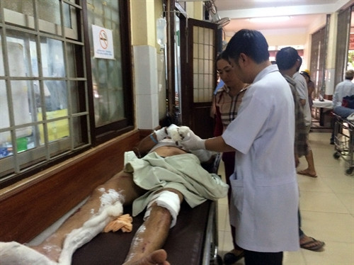 Nạn nhân vụ tai nạn giao thông ở Đắk Nông đang được cấp cứu tại bệnh viên.. Ảnh: Ngọc Minh - Hưng Thịnh- TTXVN Nạn nhân vụ tai nạn giao thông ở Đắk Nông đang được cấp cứu tại bệnh viên.. Ảnh: Ngọc Minh - Hưng Thịnh- TTXVN