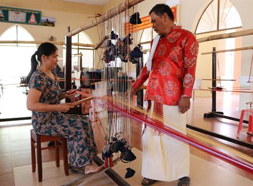 Nghệ nhân Hợp tác xã dịch vụ, sản xuất, kinh doanh dệt thổ cẩm Mỹ Nghiệp (huyện Ninh Phước, tỉnh Ninh Thuận) khôi phục lại những hoa văn cổ trên thổ cẩm. Ảnh: Nguyễn Thành – TTXVN Nghệ nhân Hợp tác xã dịch vụ, sản xuất, kinh doanh dệt thổ cẩm Mỹ Nghiệp (huyện Ninh Phước, tỉnh Ninh Thuận) khôi phục lại những hoa văn cổ trên thổ cẩm. Ảnh: Nguyễn Thành – TTXVN