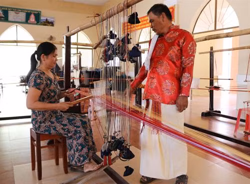 Nghệ nhân Hợp tác xã dịch vụ, sản xuất, kinh doanh dệt thổ cẩm Mỹ Nghiệp (huyện Ninh Phước, tỉnh Ninh Thuận) khôi phục lại những hoa văn cổ trên thổ cẩm. Ảnh: Nguyễn Thành – TTXVN