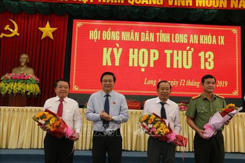 Bí thư Tỉnh ủy, Chủ tịch HĐND tỉnh Long An Phạm Văn Rạnh chúc mừng các đồng chí được tín nhiệm, bổ sung vào Ủy viên UBND tỉnh nhiệm kỳ 2016-2021. Ảnh: Thanh Bình - TTXVN