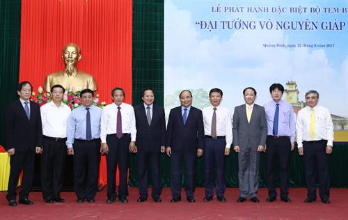 Thủ tướng Nguyễn Xuân Phúc và các đại biểu tại lễ phát hành. Ảnh: Thống Nhất-TTXVN Thủ tướng Nguyễn Xuân Phúc và các đại biểu tại lễ phát hành. Ảnh: Thống Nhất-TTXVN