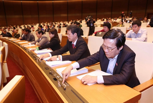 Đại biểu Quốc hội nhấn nút biểu quyết. Ảnh: Phương Hoa – TTXVN Đại biểu Quốc hội nhấn nút biểu quyết. Ảnh: Phương Hoa – TTXVN