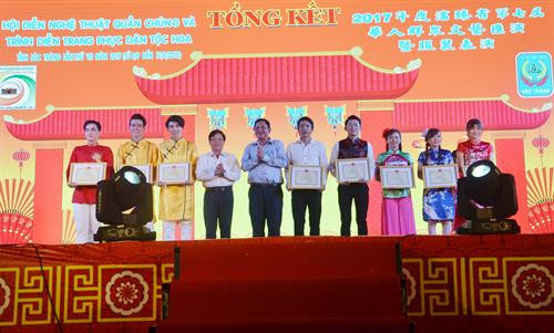 Trao giải tiết mục xuất sắc, tiết mục trang phục. Ảnh: Hoài Thu/TTXVN