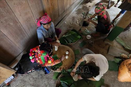 Chuẩn bị cơm nếp làm bánh dày. Ảnh: Phan Tuấn Anh - TTXVN Người dân chuẩn bị làm bánh dày trong ngày tết. Ảnh: Phan Tuấn Anh - TTXVN Đồng bào dân tộc Hà Nhì làm bánh dày trong ngày tết. Ảnh: Phan Tuấn Anh - TTXVN Điệu múa xòe của đồng bào dân tộc Hà Nhì trong ngày tết. Ảnh: Phan Tuấn Anh - TTXVN Người dân dậy sớm để chuẩn bị cho ngày tết của dân tộc mình. Ảnh: Phan Tuấn Anh - TTXVN Chuẩn bị bánh trôi để cúng tổ tiên, thần linh. Ảnh: Phan Tuấn Anh - TTXVN Bánh trôi không thể thiếu trong mâm cúng tổ tiên của người Hà Nhì. Ảnh: Phan Tuấn Anh - TTXVN Nghi thức cúng tổ tiên, thần linh của đồng bào dân tộc Hà Nhì. Ảnh: Phan Tuấn Anh - TTXVN Trong ngày tết, các gia đình đều phải có món thịt lợn, dù to hay nhỏ tùy thuộc vào hoàn cảnh mỗi gia đình. Ảnh: Phan Tuấn Anh - TTXVN Đồng bào dân tộc Hà Nhì chế biến thịt lợn trong ngày tết. Ảnh: Phan Tuấn Anh – TTXVN Chuẩn bị cơm nếp làm bánh dày. Ảnh: Phan Tuấn Anh - TTXVN Người dân chuẩn bị làm bánh dày trong ngày tết. Ảnh: Phan Tuấn Anh - TTXVN Đồng bào dân tộc Hà Nhì làm bánh dày trong ngày tết. Ảnh: Phan Tuấn Anh - TTXVN Điệu múa xòe của đồng bào dân tộc Hà Nhì trong ngày tết. Ảnh: Phan Tuấn Anh - TTXVN Người dân dậy sớm để chuẩn bị cho ngày tết của dân tộc mình. Ảnh: Phan Tuấn Anh - TTXVN Chuẩn bị bánh trôi để cúng tổ tiên, thần linh. Ảnh: Phan Tuấn Anh - TTXVN Bánh trôi không thể thiếu trong mâm cúng tổ tiên của người Hà Nhì. Ảnh: Phan Tuấn Anh - TTXVN Nghi thức cúng tổ tiên, thần linh của đồng bào dân tộc Hà Nhì. Ảnh: Phan Tuấn Anh - TTXVN Trong ngày tết, các gia đình đều phải có món thịt lợn, dù to hay nhỏ tùy thuộc vào hoàn cảnh mỗi gia đình. Ảnh: Phan Tuấn Anh - TTXVN Đồng bào dân tộc Hà Nhì chế biến thịt lợn trong ngày tết. Ảnh: Phan Tuấn Anh – TTXVN