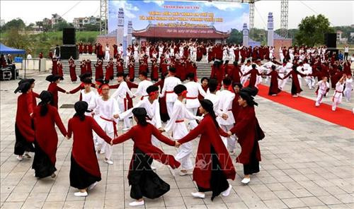 600 nghệ nhân và học sinh thành phố Việt Trì trình diễn Hát Xoan ba thế hệ. Ảnh: Trung Kiên - TTXVN 600 nghệ nhân và học sinh thành phố Việt Trì trình diễn Hát Xoan ba thế hệ. Ảnh: Trung Kiên - TTXVN