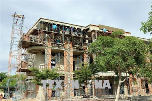 Gấp rút thi công trường dân tộc bán trú huyện Ninh Phước để đưa vào sử dụng trong năm học mới. Ảnh: Công Thử - TTXVN