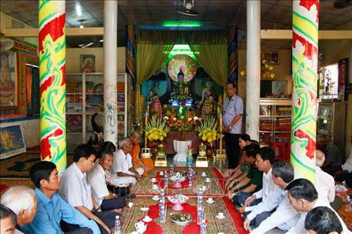 Ông Huỳnh Hữu Kế, Chủ tịch Ủy ban MTTQ Việt Nam tỉnh Hậu Giang chúc mừng Lễ Sen Dolta tại chùa Pô Thi Răng Sây. Ảnh: Hồng Thái - TTXVN Ông Huỳnh Hữu Kế, Chủ tịch Ủy ban MTTQ Việt Nam tỉnh Hậu Giang chúc mừng Lễ Sen Dolta tại chùa Pô Thi Răng Sây. Ảnh: Hồng Thái - TTXVN